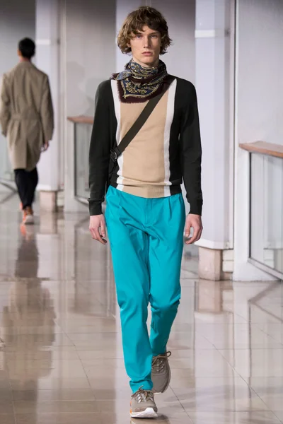 Look 28
